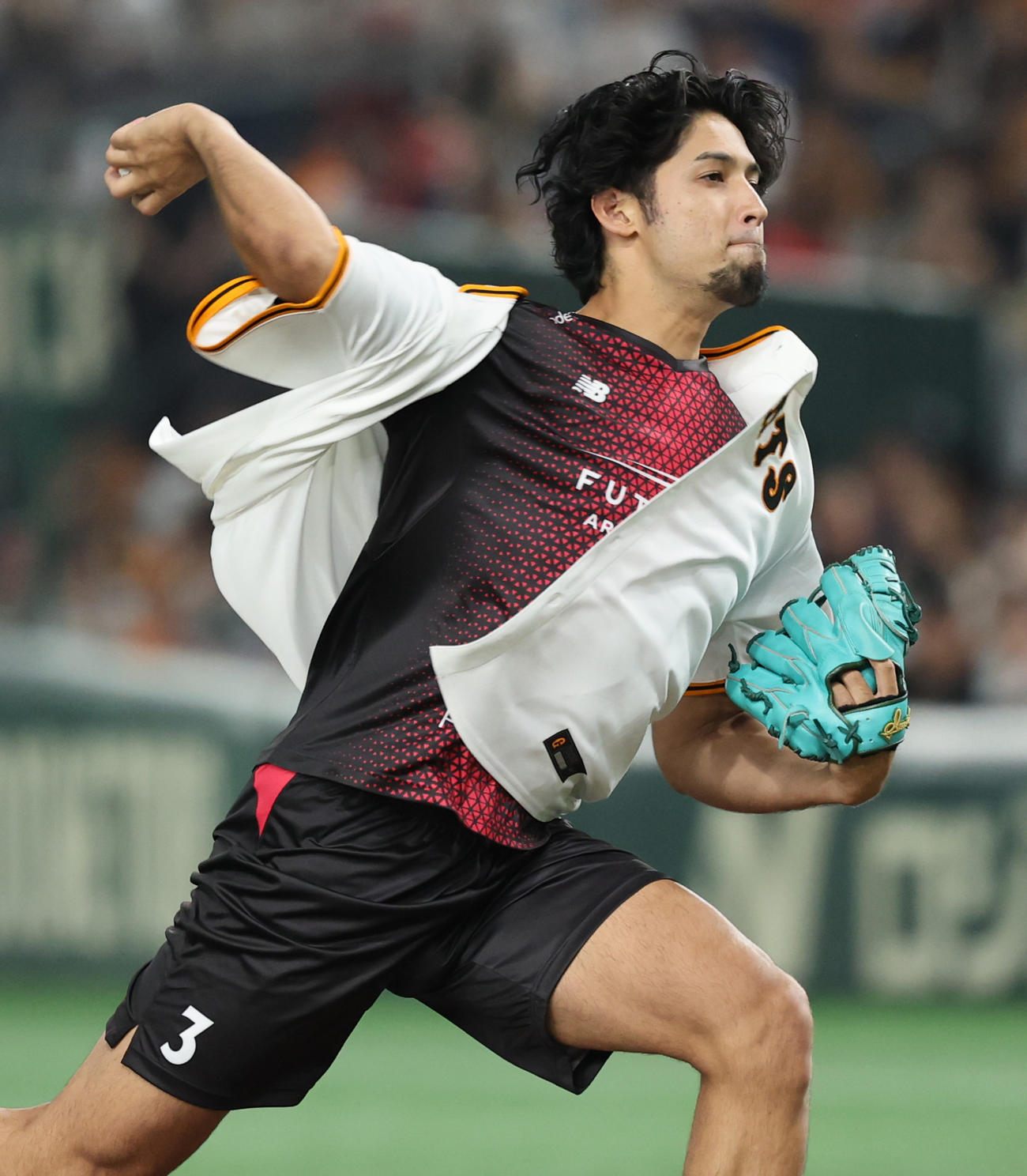 巨人対ヤクルト　ファーストピッチを行うジークスター東京の部井久アダム勇樹（撮影・野上伸悟）