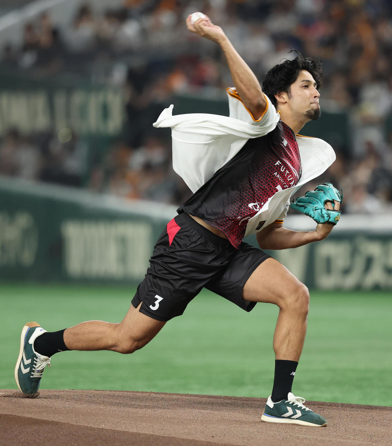 巨人対ヤクルト　ファーストピッチを行うジークスター東京の部井久アダム勇樹（撮影・野上伸悟）