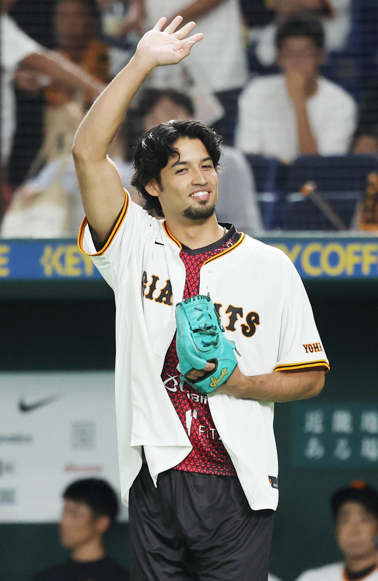 巨人対ヤクルト　ファーストピッチを行うジークスター東京の部井久アダム勇樹（撮影・野上伸悟）
