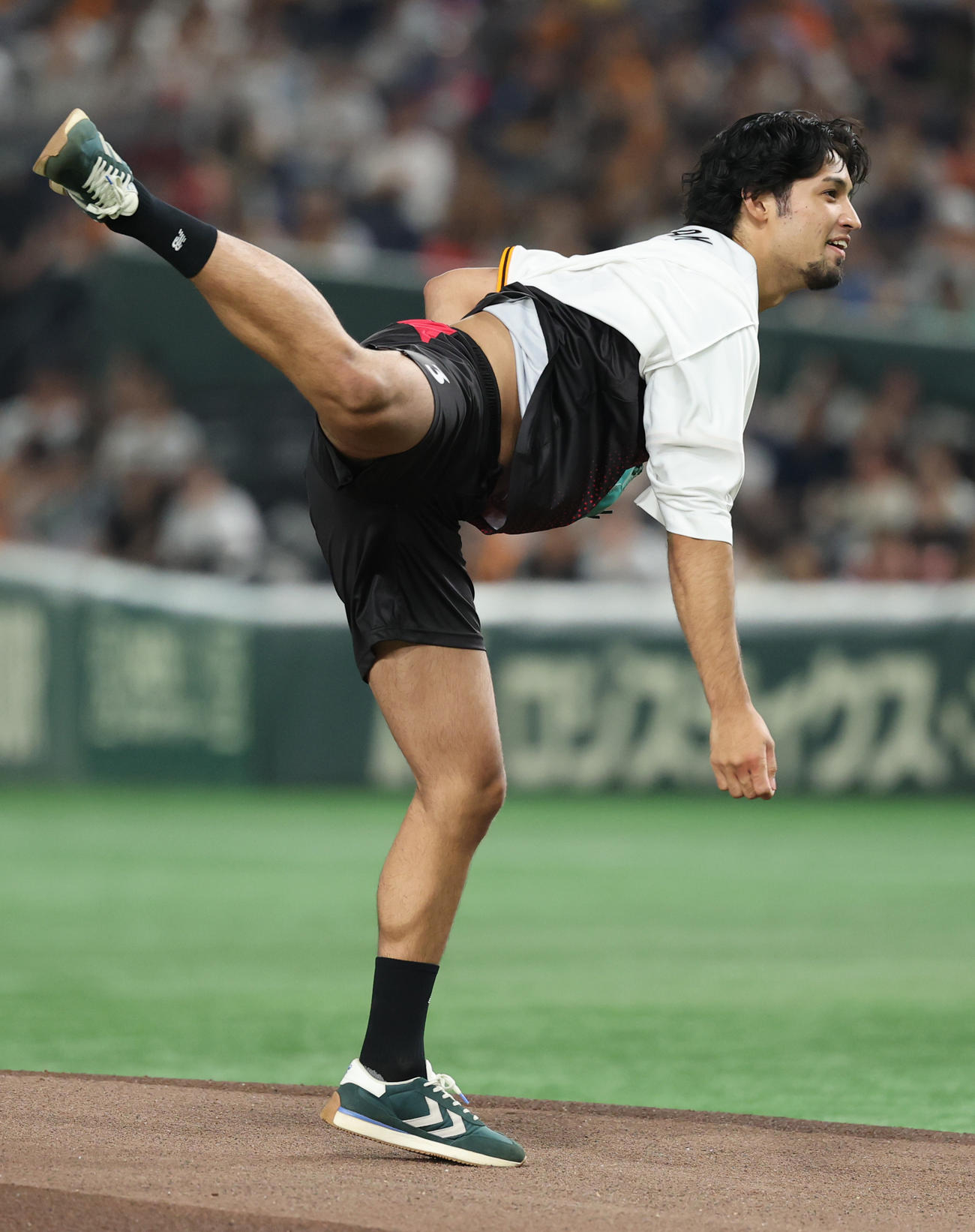 巨人対ヤクルト　ファーストピッチを行うジークスター東京の部井久アダム勇樹（撮影・野上伸悟）