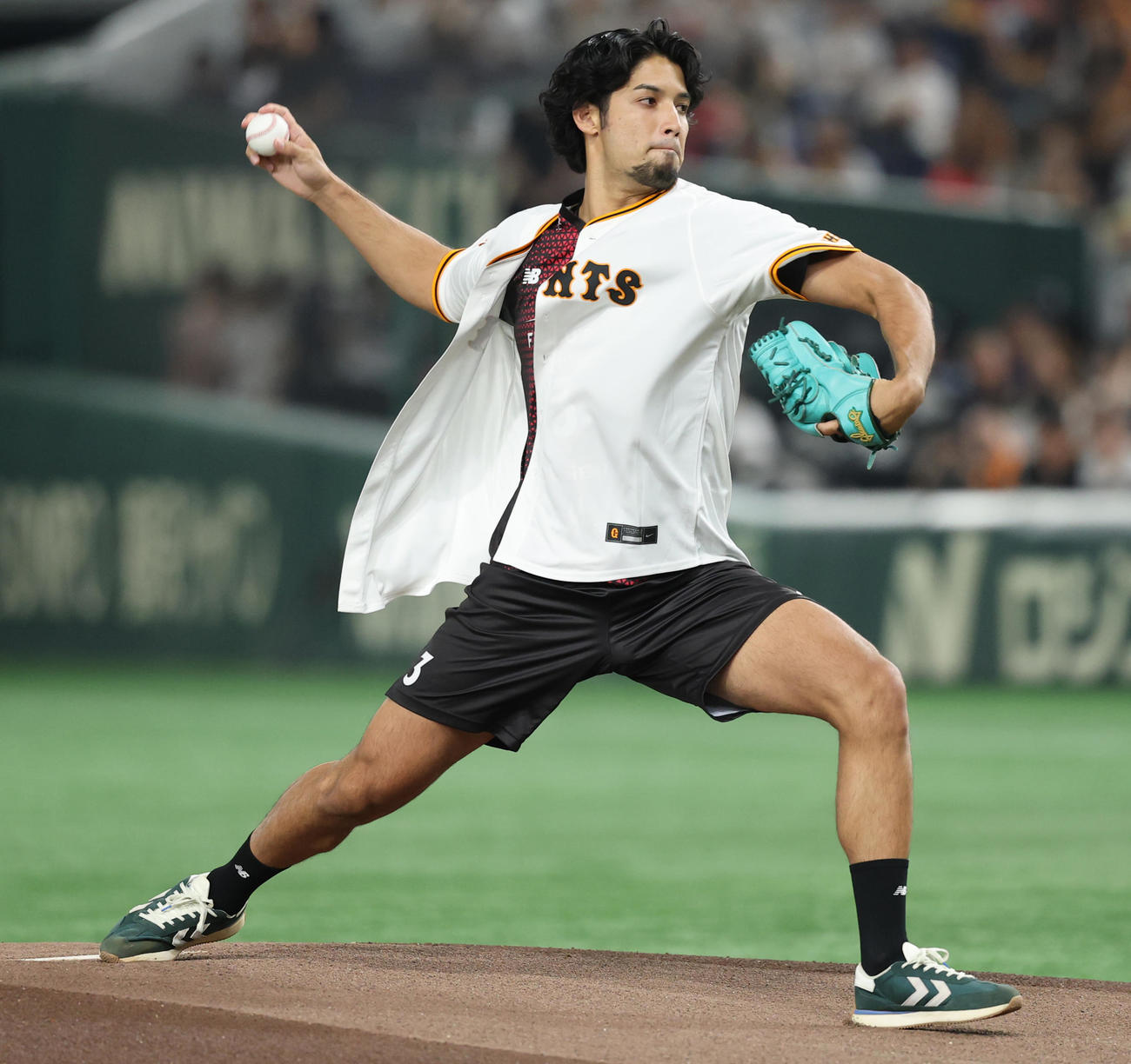 巨人対ヤクルト　ファーストピッチを行うジークスター東京の部井久アダム勇樹（撮影・野上伸悟）