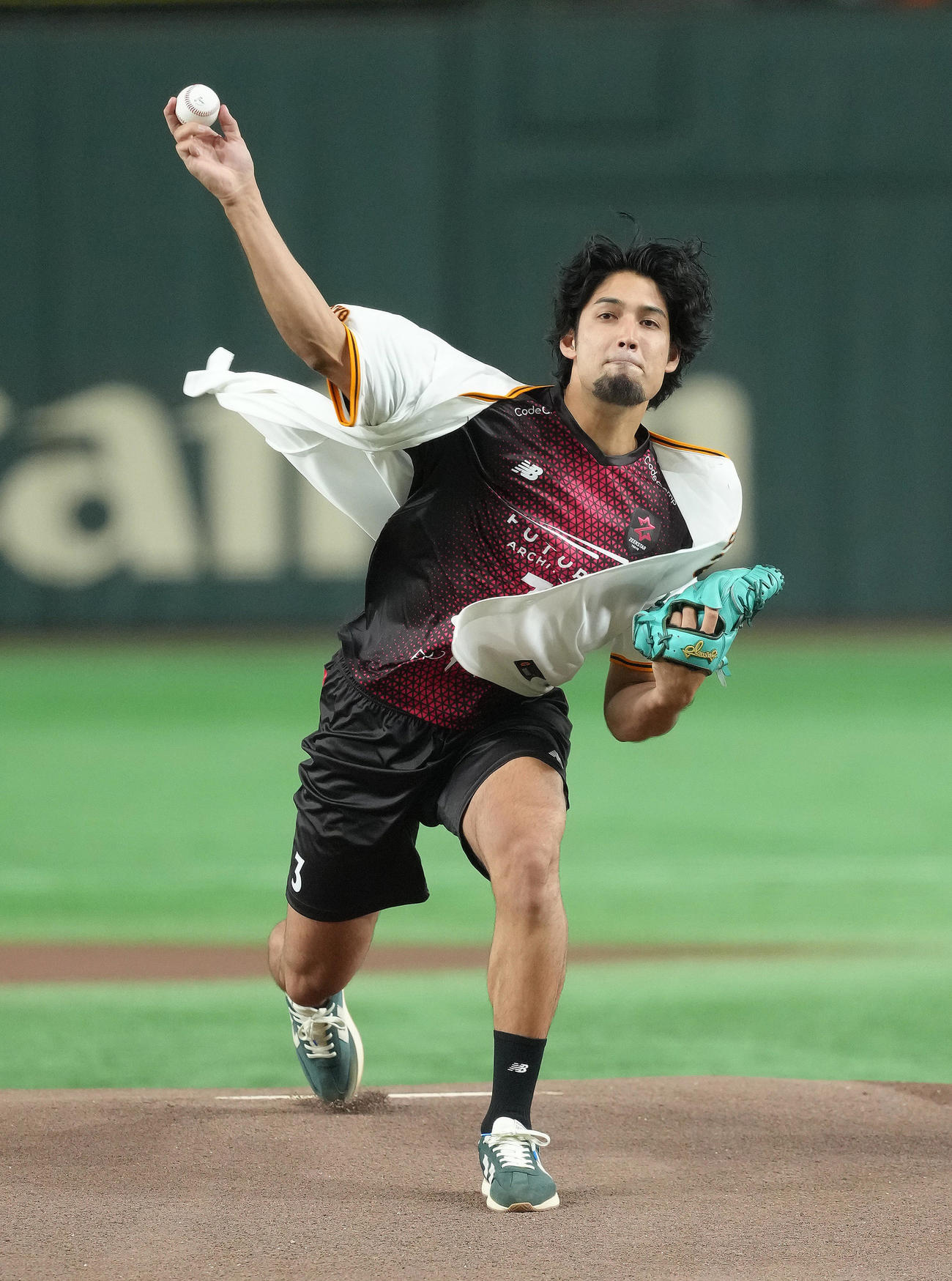 ファーストピッチを務めたハンドボールの部井久（撮影・足立雅史）