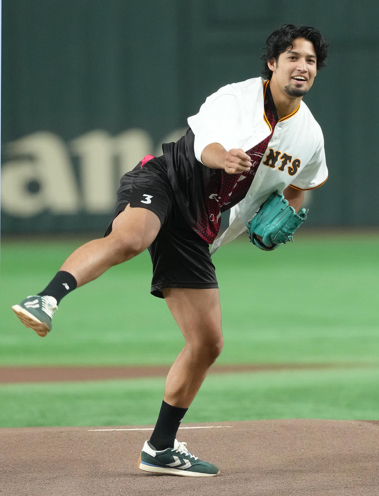 ファーストピッチを務めたハンドボールの部井久（撮影・足立雅史）