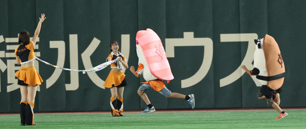 巨人対ヤクルト　すしレースはエビが優勝（撮影・野上伸悟）