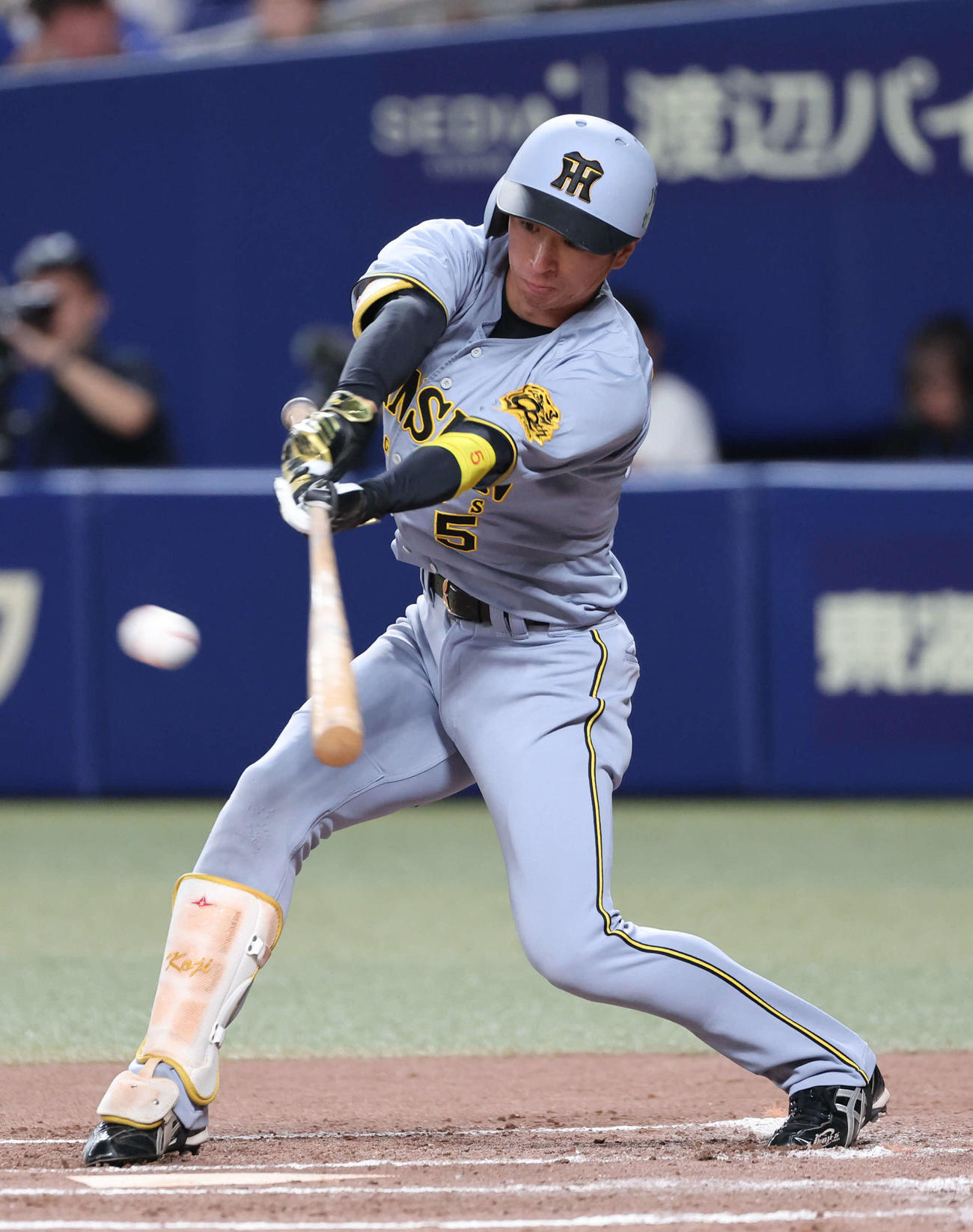 中日対阪神　3回表阪神2死二塁、近本は左中間に適時打を放つ（撮影・西尾就之）