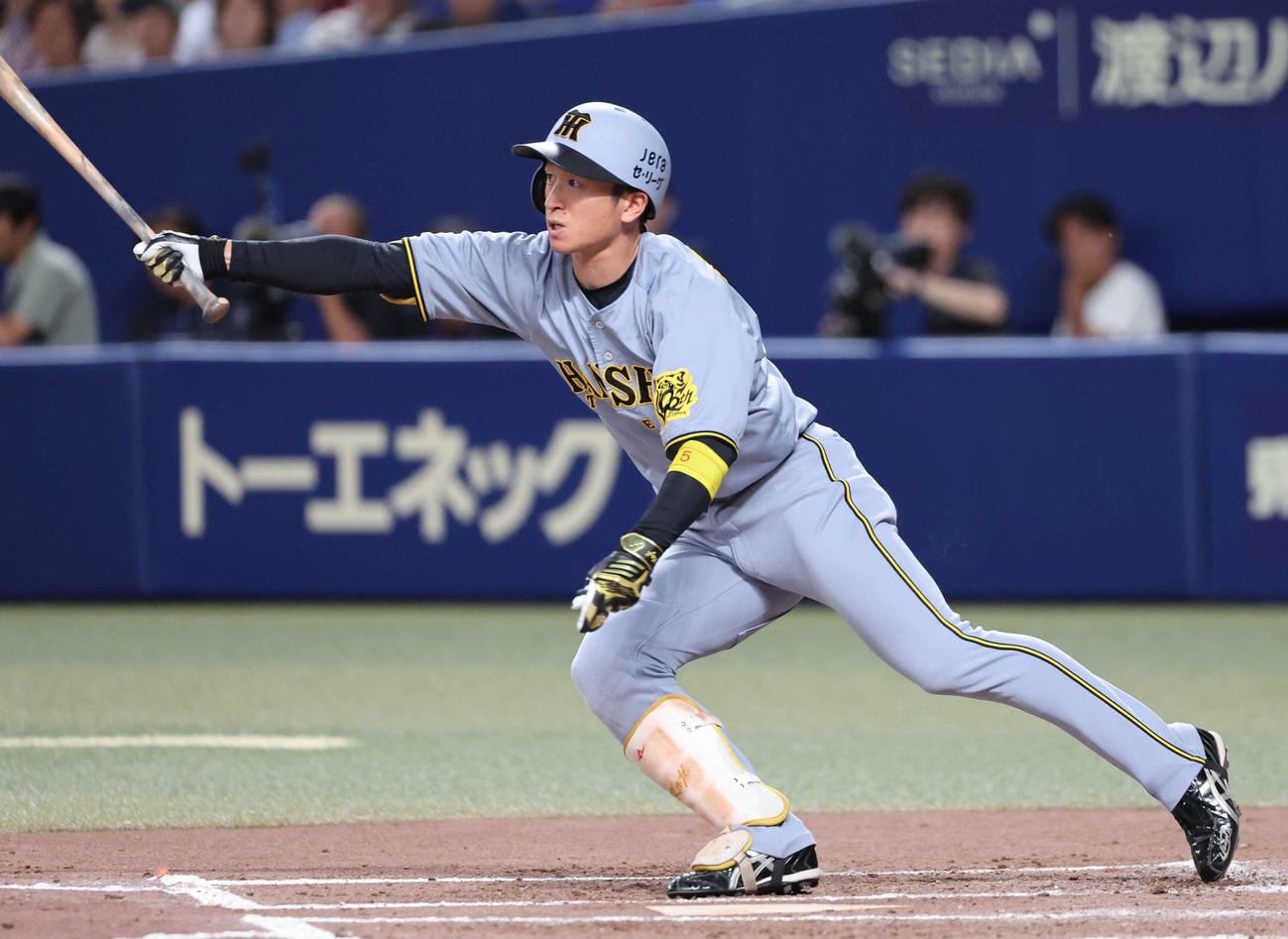 中日対阪神　3回表阪神2死二塁、近本は左中間に適時打を放つ（撮影・西尾就之）