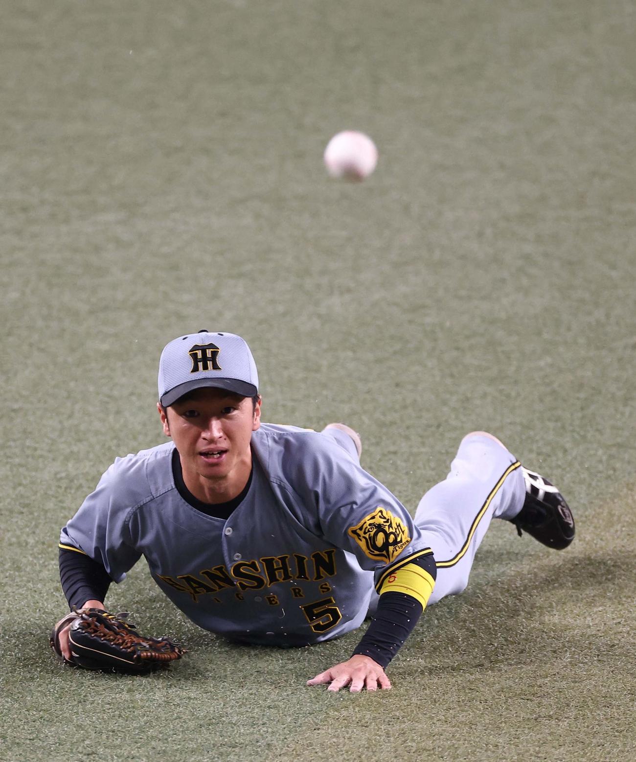中日対阪神　2回裏中日無死、近本はボスラーの打球を捕れず二塁打を許す（撮影・上田博志）