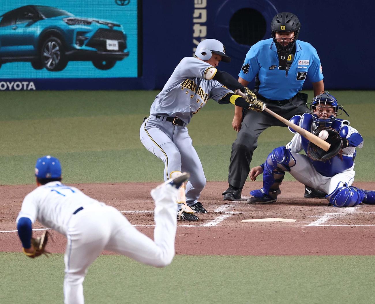 中日対阪神　3回表阪神2死二塁、近本は同点適時打を放つ（撮影・上田博志）