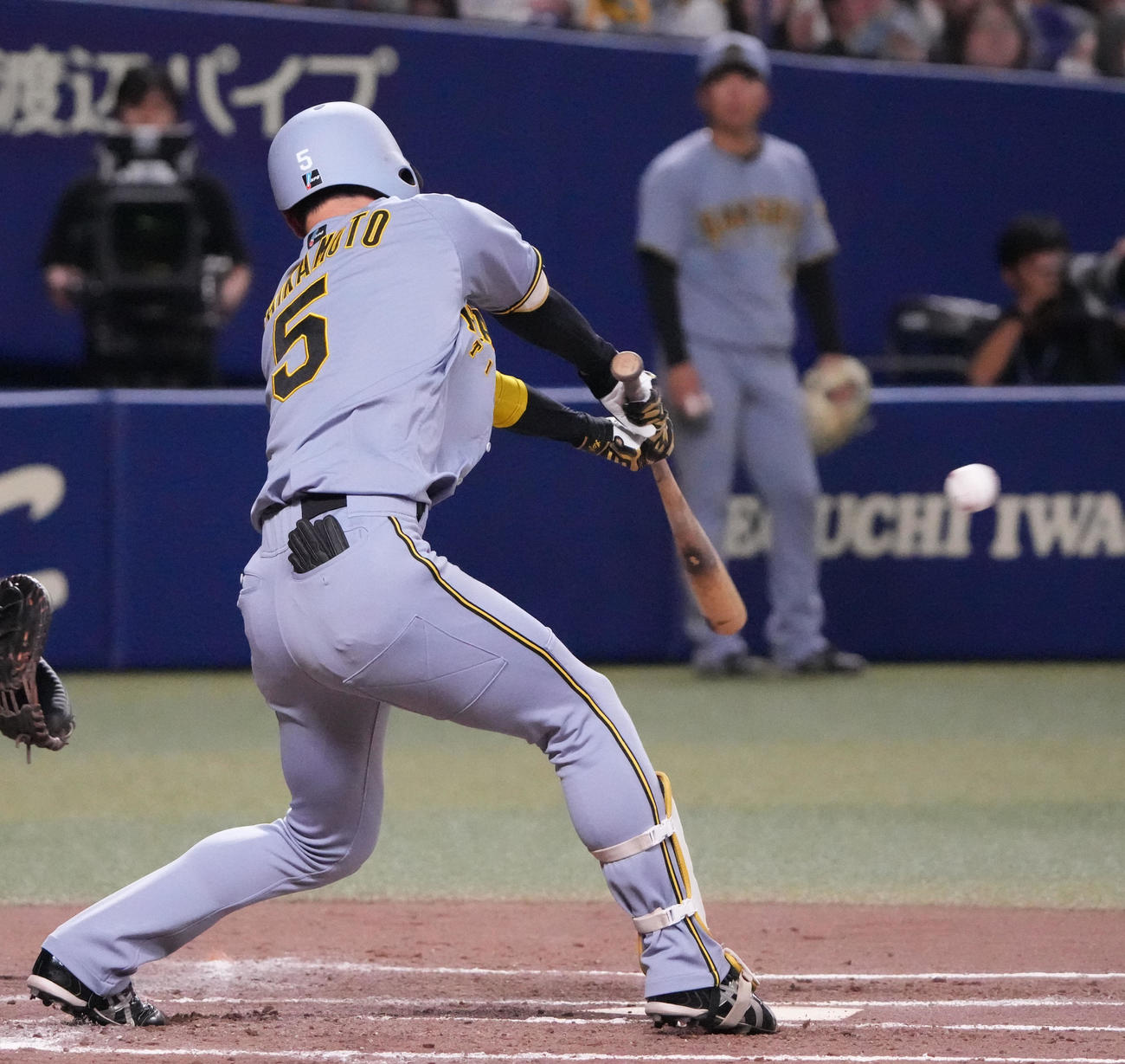 中日対阪神　3回表阪神2死二塁、左前適時打を放つ近本（撮影・森本幸一）