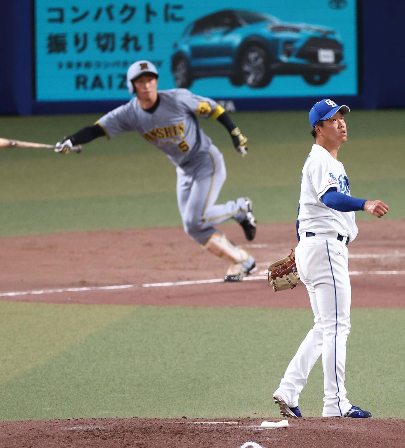 中日対阪神　3回表阪神2死二塁、柳（右）は近本に同点適時打を浴びる（撮影・上田博志）