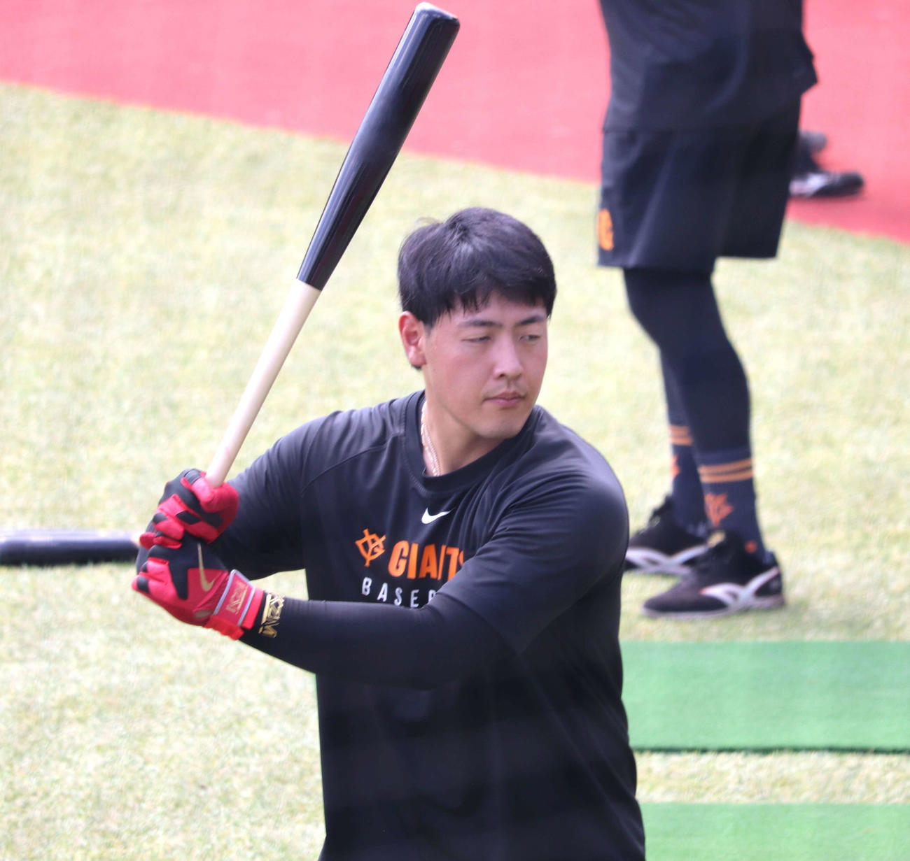 ロッテ2軍戦の試合前に打撃練習を行う巨人岡本（2025年8月撮影）