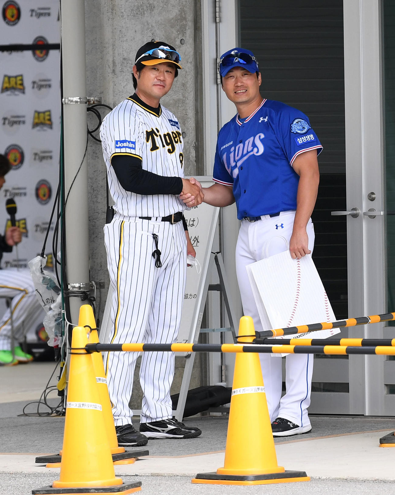 阪神対サムスン　試合前に再会を喜ぶ阪神安藤優也コーチ（左）とサムスン呉昇桓（撮影・前岡正明）