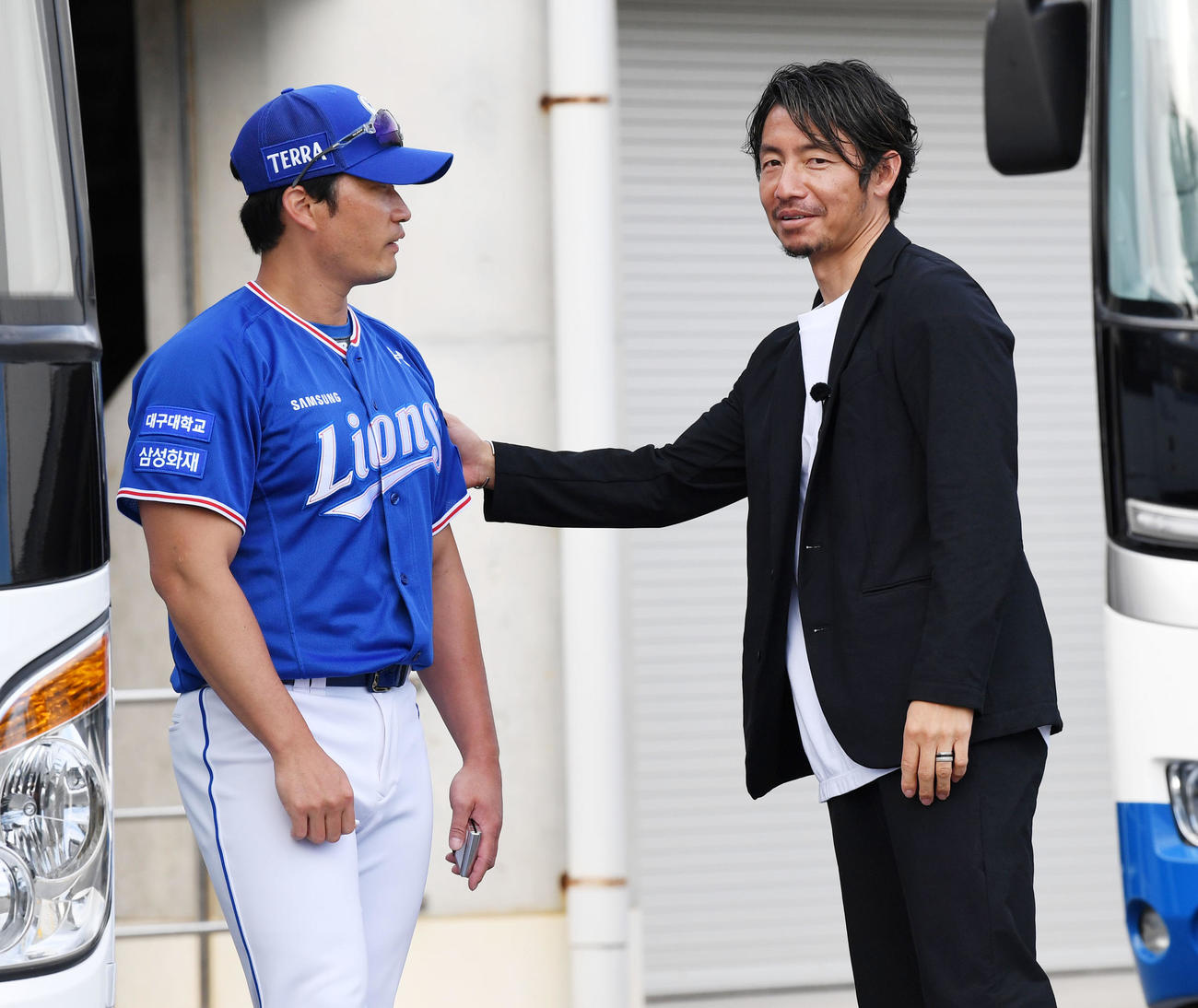 阪神対サムスン　元阪神の呉昇桓（左）と再会を喜ぶ本紙評論家の鳥谷敬氏（撮影・前岡正明）