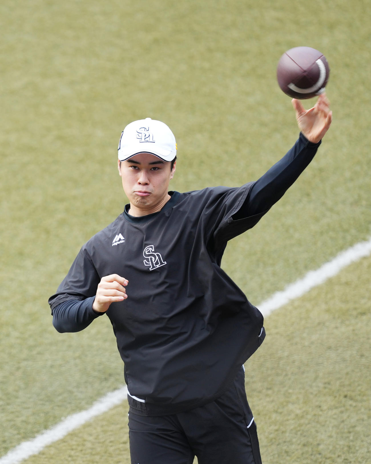 ロッテ対ソフトバンク　試合前、調整するソフトバンク松本晴（撮影・菅敏）