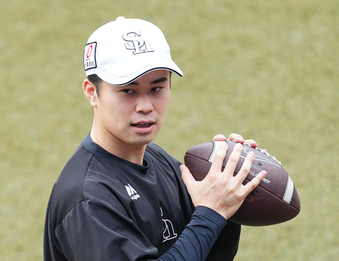 ロッテ対ソフトバンク　試合前、笑顔で調整するソフトバンク松本晴（撮影・菅敏）