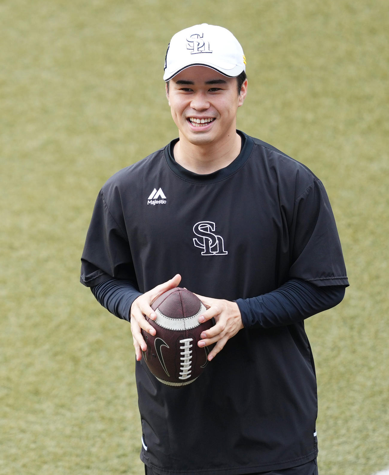ロッテ対ソフトバンク　試合前、笑顔で調整するソフトバンク松本晴（撮影・菅敏）