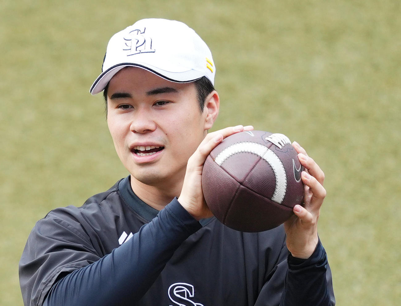 ロッテ対ソフトバンク　試合前、調整するソフトバンク松本晴（撮影・菅敏）