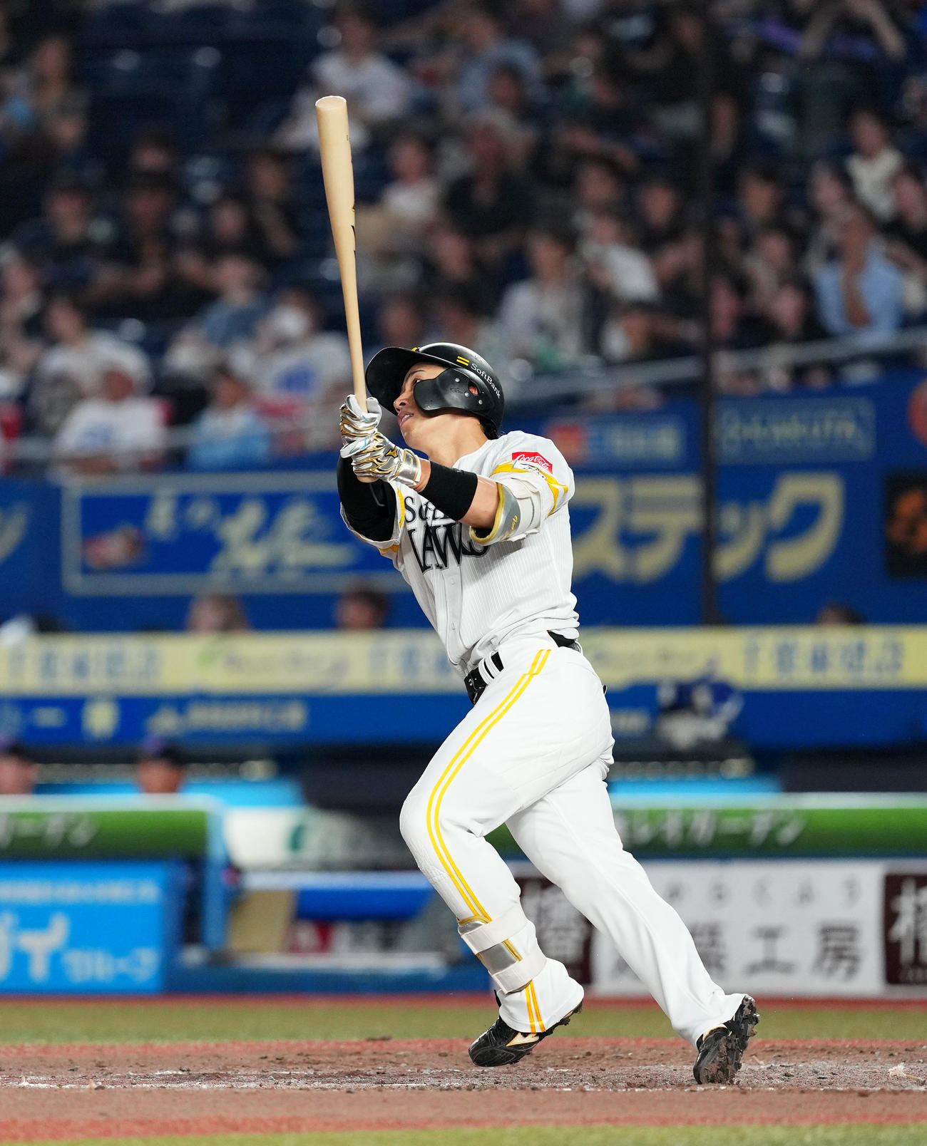 ロッテ対ソフトバンク　5回表ソフトバンク2死一、二塁、右越えに3点本塁打を放つ野村（撮影・菅敏）