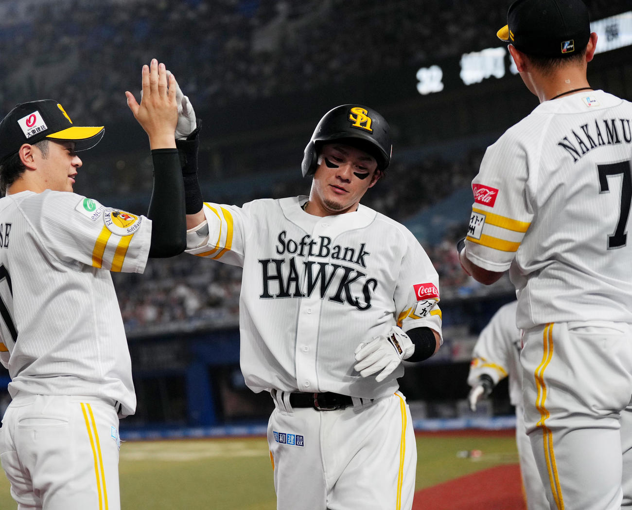 ロッテ対ソフトバンク　5回表ソフトバンク1死二塁、右越えに2点本塁打を放ち、タッチで迎えられる牧原大（中央）（撮影・菅敏）