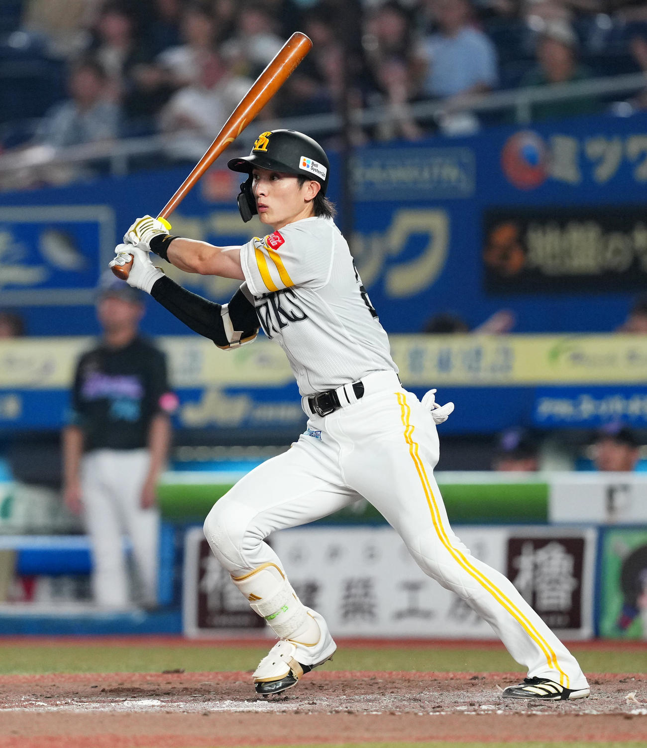 ロッテ対ソフトバンク　4回表ソフトバンク2死二塁、左前打を放つ周東（撮影・菅敏）