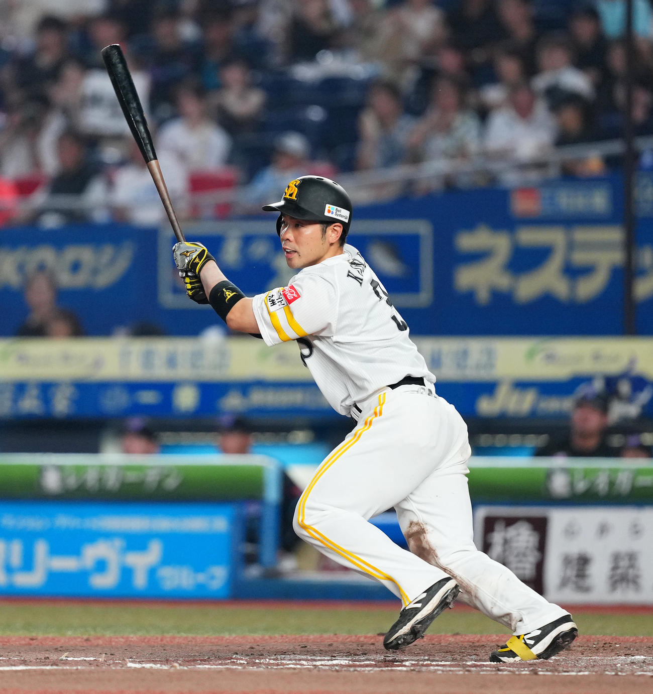 ロッテ対ソフトバンク　3回表ソフトバンク1死一、二塁、先制の左2点適時二塁打を放つ近藤（撮影・菅敏）