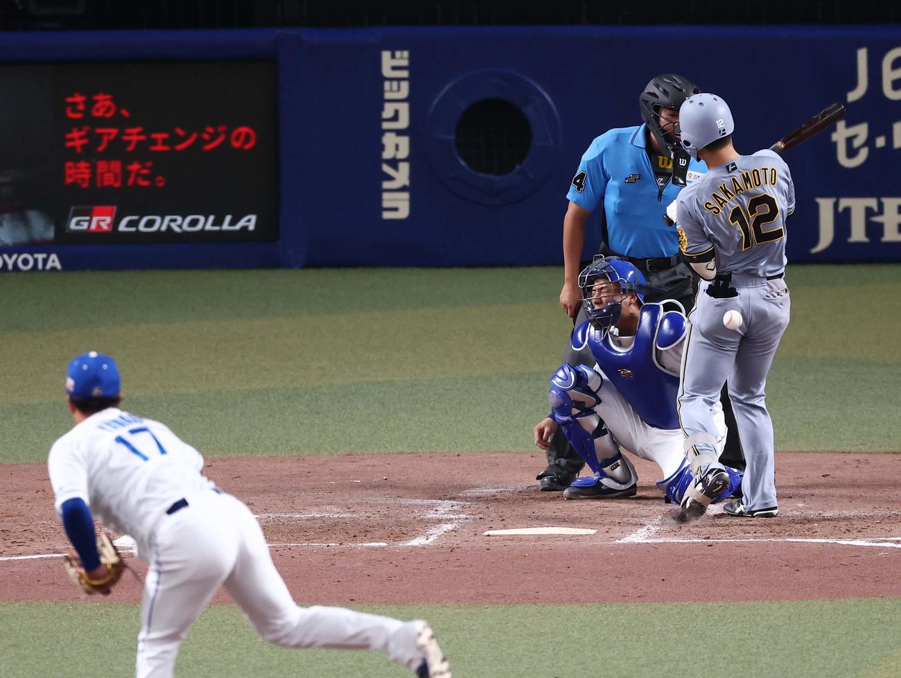中日対阪神　5回表阪神2死、死球を受ける坂本（撮影・上田博志）