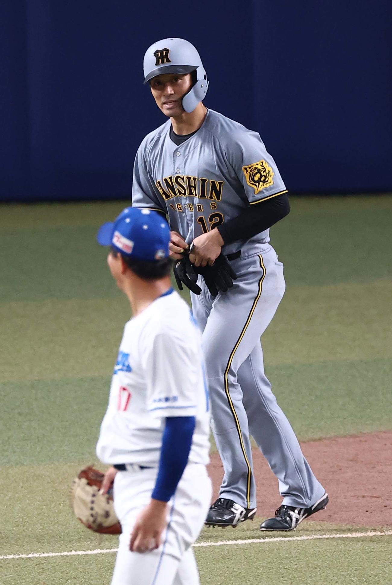 中日対阪神　5回表阪神2死、死球を受けた坂本（右）は柳を見ながら一塁へ向かう（撮影・上田博志）