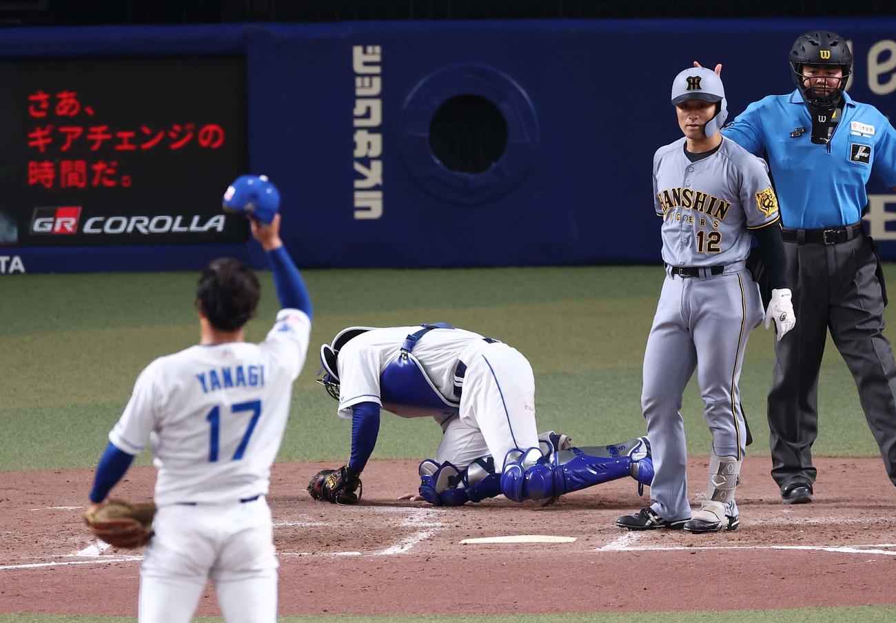 中日対阪神　5回表阪神2死、死球を受けた坂本と帽子を取って謝罪する柳（撮影・上田博志）