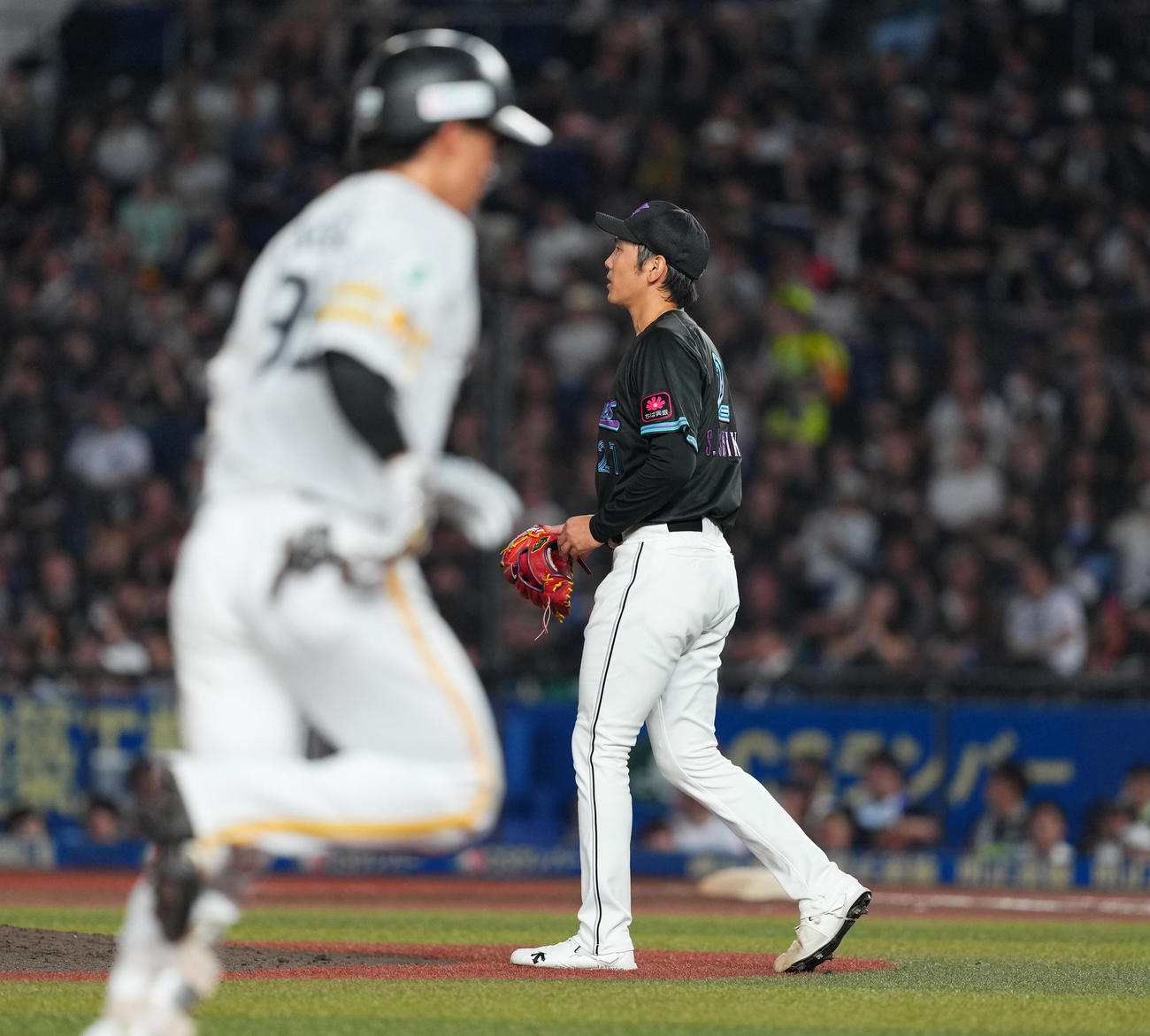 ロッテ対ソフトバンク　5回表ソフトバンク2死一、二塁、野村（手前）に3点本塁打を打たれ、肩を落とす石川柊（撮影・菅敏）