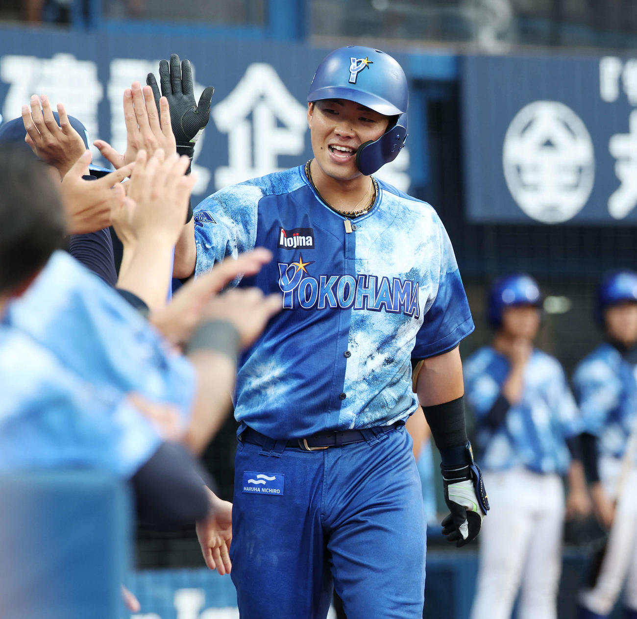 DeNA対広島　2回裏DeNA無死一塁、左越え2点本塁打を放ちチームメートとタッチを交わす蝦名（撮影・宮地輝）