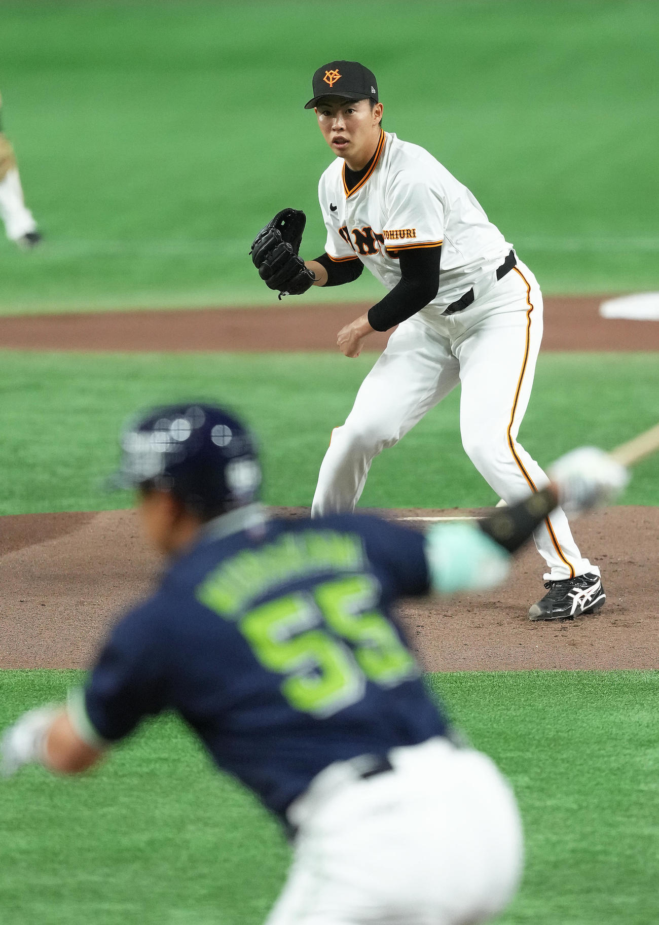 巨人対ヤクルト　1回表ヤクルト2死二塁、村上（手前）を空振り三振に仕留めた森田（撮影・足立雅史）