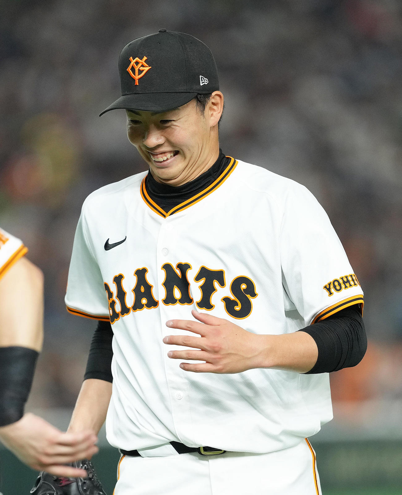 巨人対ヤクルト　2回表ヤクルトの攻撃を3者凡退に抑え笑顔を見せる巨人森田（撮影・足立雅史）