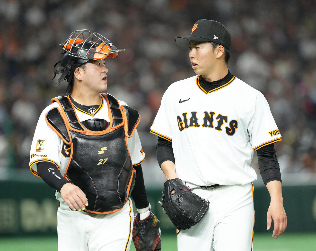 巨人対ヤクルト　3回表ヤクルトの攻撃を3者凡退に抑え、会話を交わしながらベンチに戻る巨人の森田（右）と捕手岸田（撮影・足立雅史）