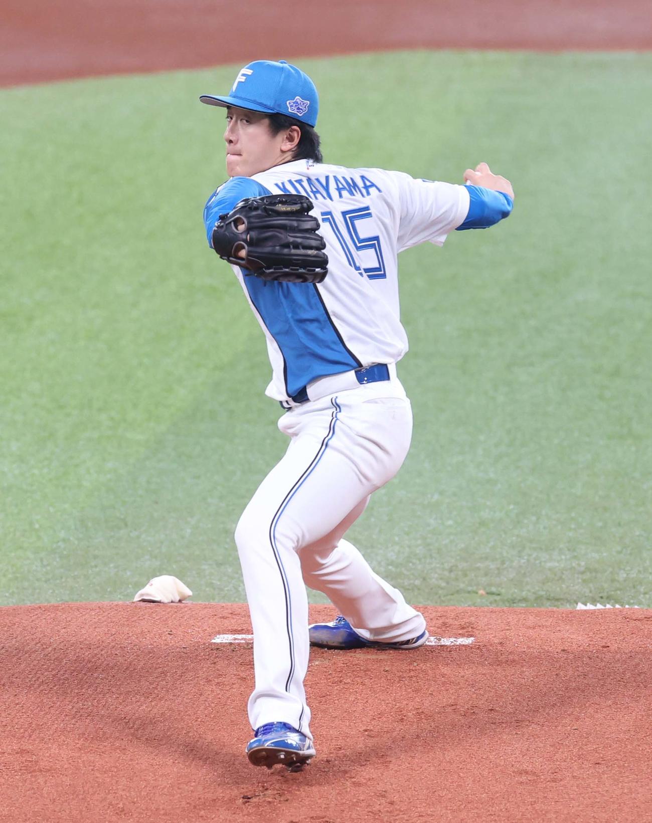 日本ハム対西武　新背番号15を付け投球する日本ハム先発の北山（撮影・黒川智章）
