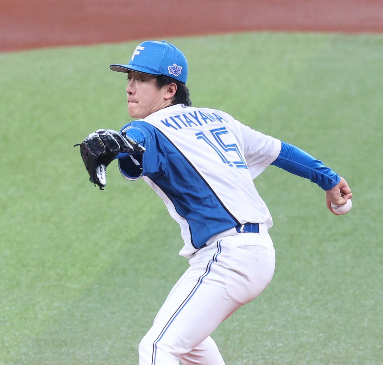 日本ハム対西武　新背番号15を付け投球する日本ハム先発の北山（撮影・黒川智章）