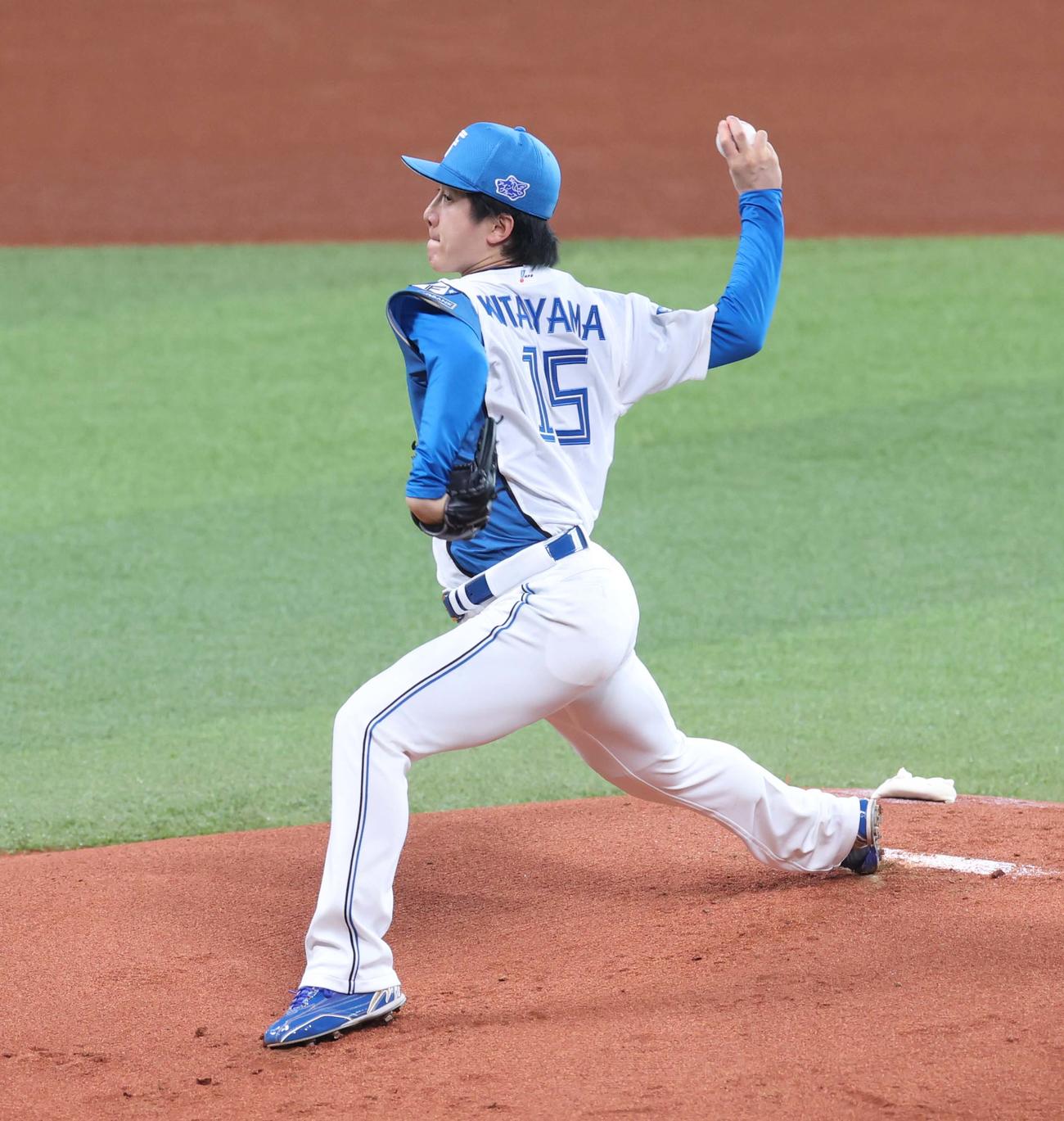日本ハム対西武　新背番号15を付け投球する日本ハム先発の北山（撮影・黒川智章）