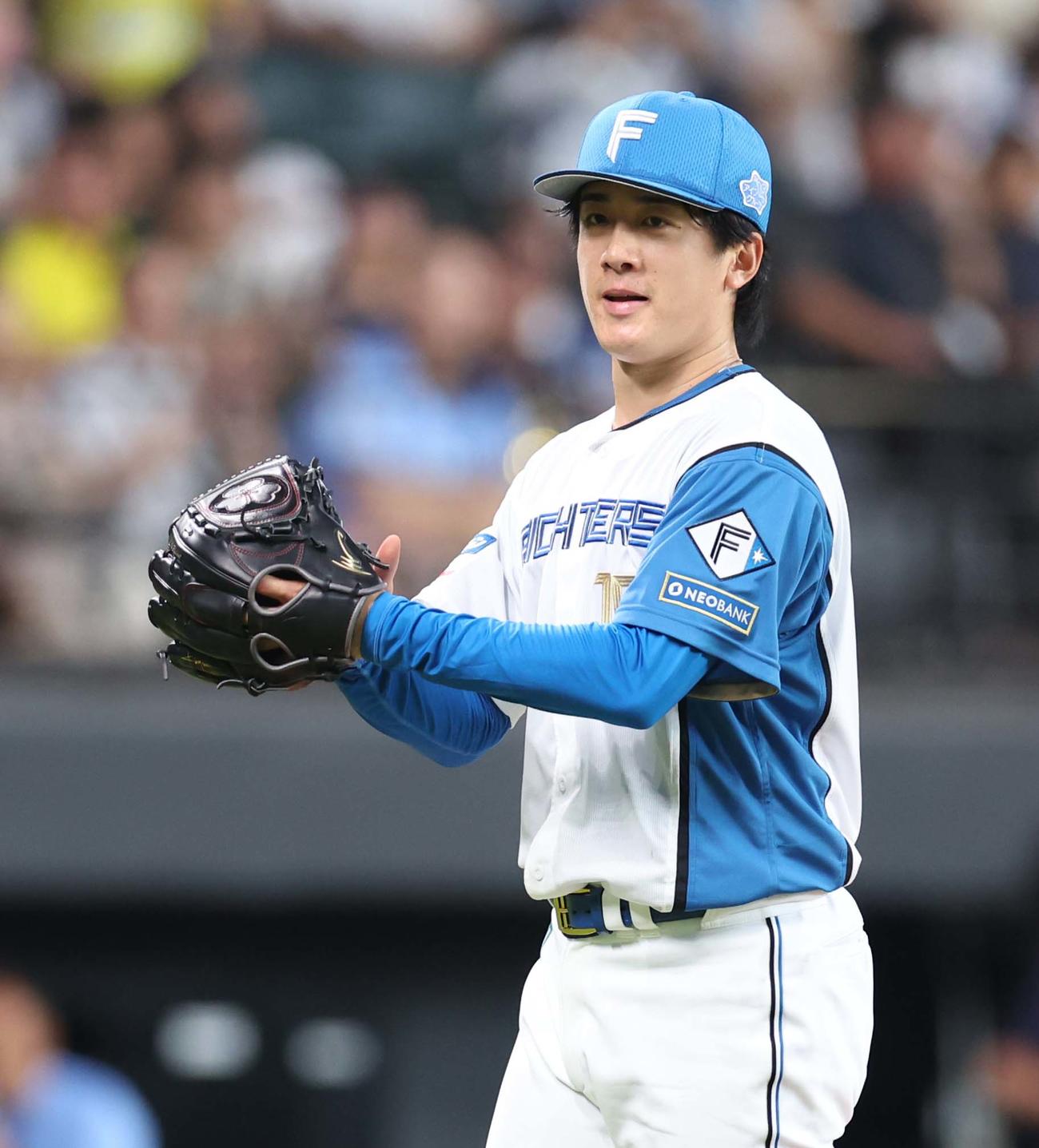 日本ハム対西武　6回表、打者を3人で抑えグラブをたたく北山（撮影・黒川智章）