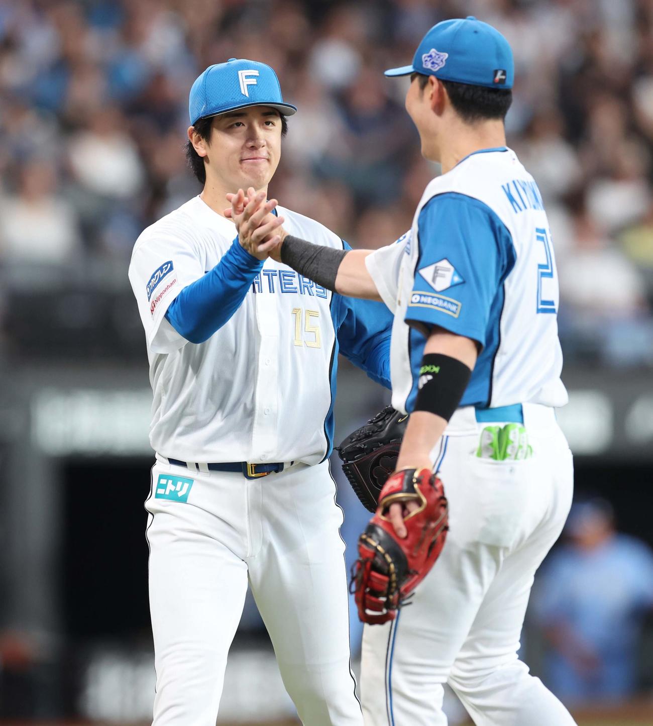 日本ハム対西武　8回表、満塁のピンチをしのぎ清宮幸（右）とタッチする北山（撮影・黒川智章）