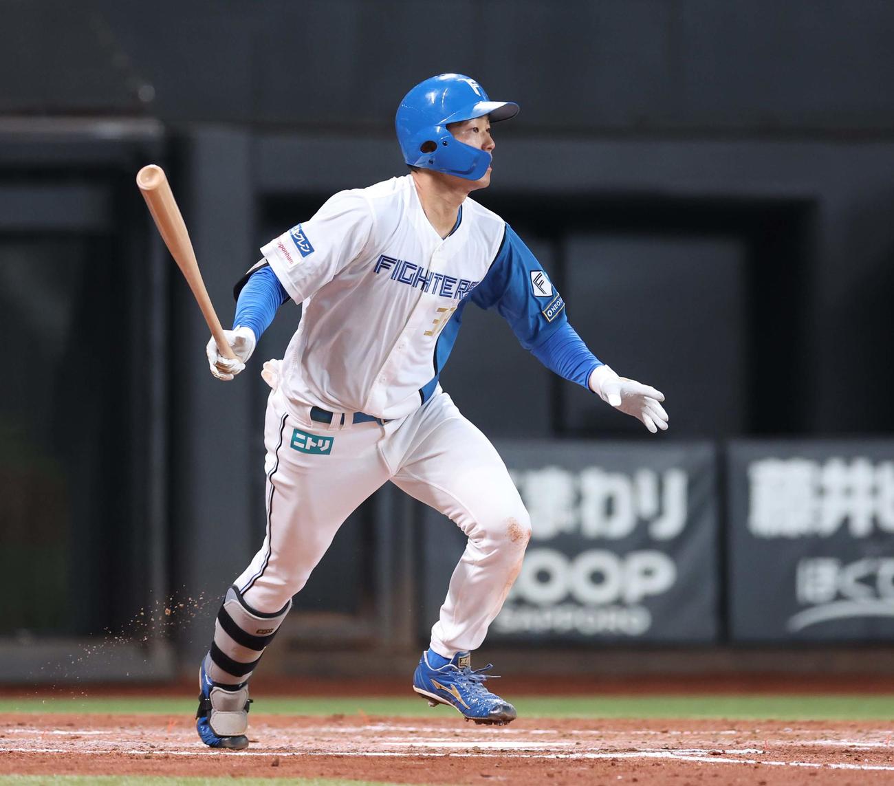 日本ハム対西武　4回裏日本ハム1死、右前打を放つ石井（撮影・黒川智章）