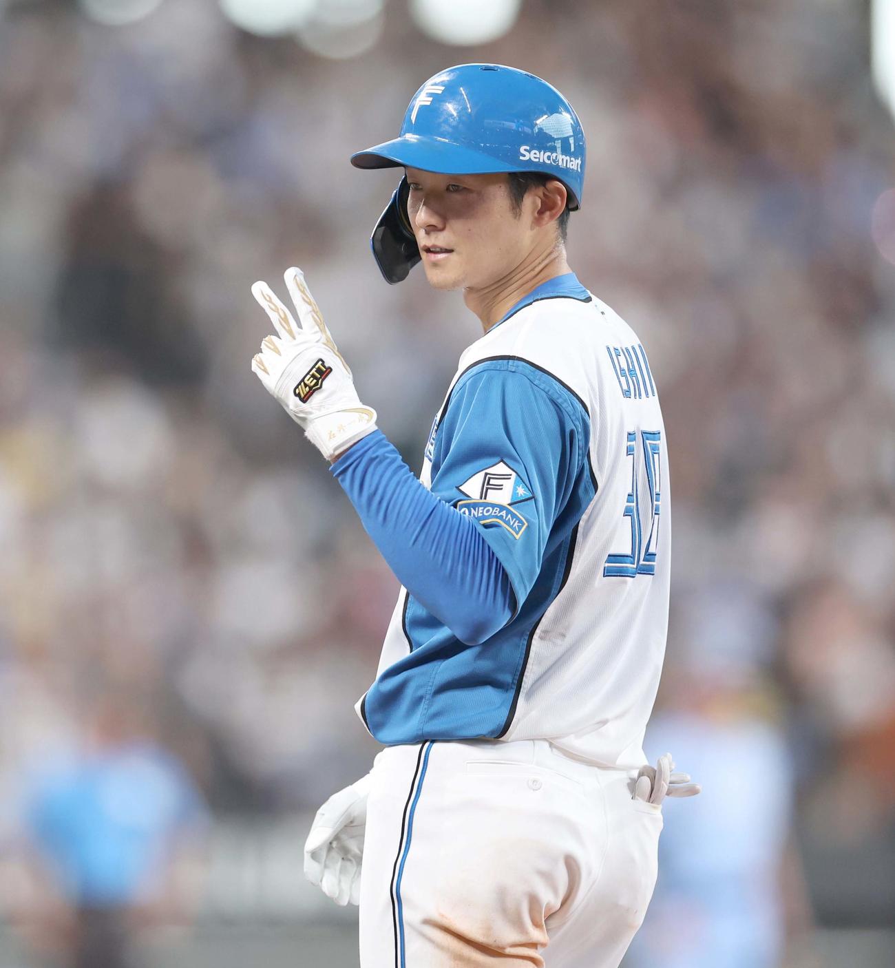 日本ハム対西武　4回裏日本ハム1死、右前打を放つ石井（撮影・黒川智章）