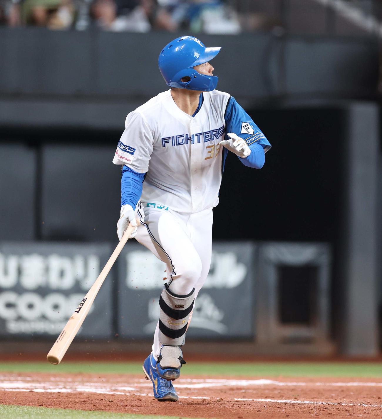 日本ハム対西武　8回裏日本ハム2死二塁、左越え適時二塁打を放つ石井（撮影・黒川智章）