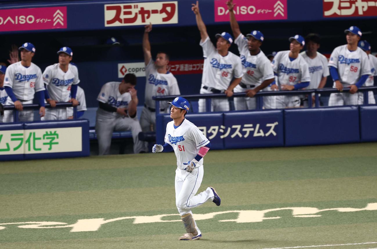 中日対阪神　5回裏中日1死、上林は勝ち越しソロ本塁打を放つ（撮影・上田博志）