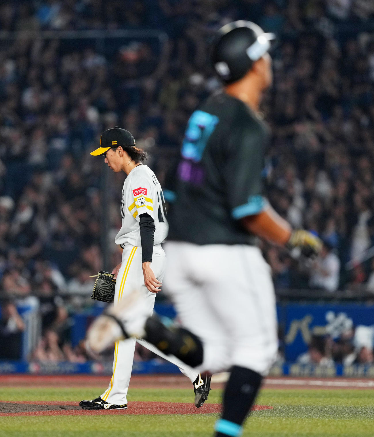 ロッテ対ソフトバンク　6回裏ロッテ2死一塁、山口（手前）に2点本塁打を打たれ、肩を落とす大津（撮影・菅敏）