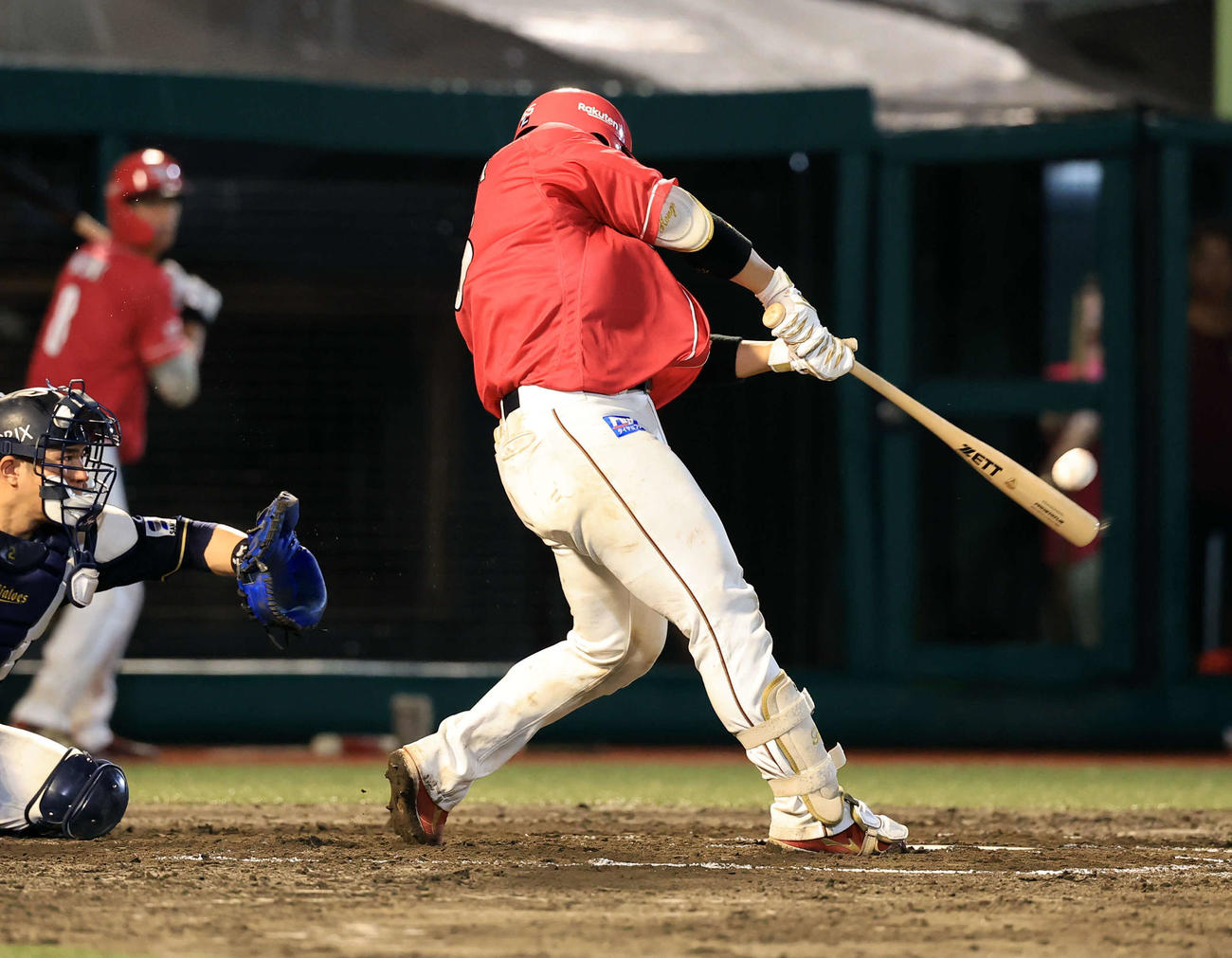 楽天対オリックス　7回裏楽天1死二塁、堀内は右越え2点本塁打を放つ（撮影・浅見桂子）
