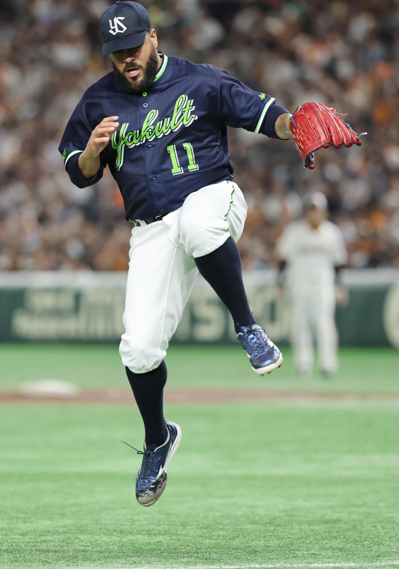 巨人対ヤクルト　6回裏を抑え喜ぶヤクルト先発のアビラ（撮影・野上伸悟）