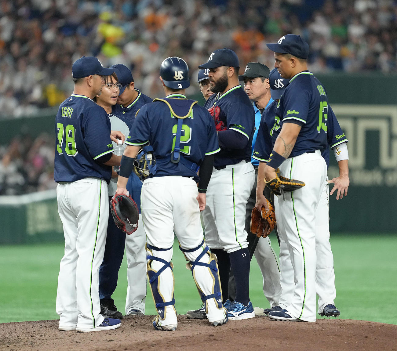 巨人対ヤクルト　5回、マウンドに集まるヤクルト先発のアビラ（中央右）ら（撮影・足立雅史）