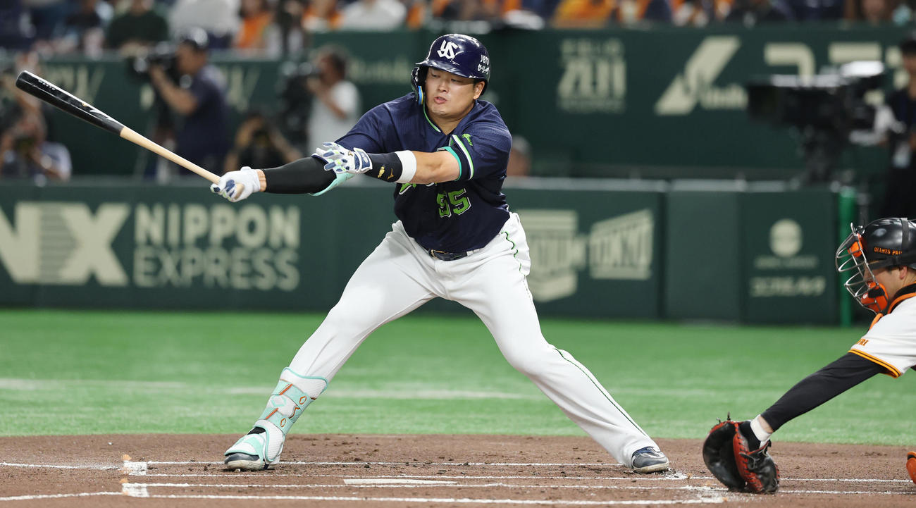 巨人対ヤクルト　1回表ヤクルト2死二塁、空振り三振に倒れる村上（撮影・野上伸悟）