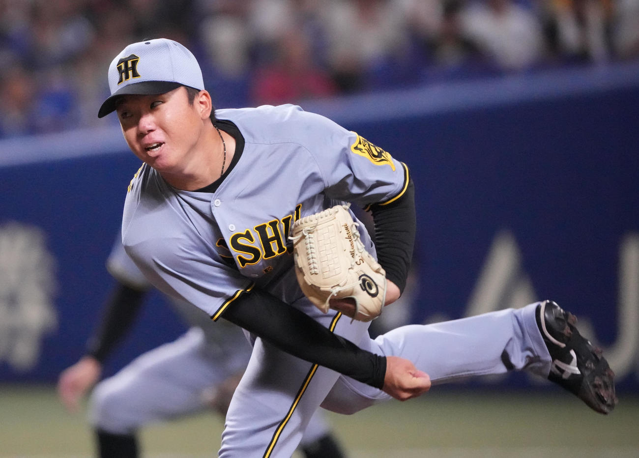 中日対阪神　力投する阪神先発の村上（撮影・森本幸一）