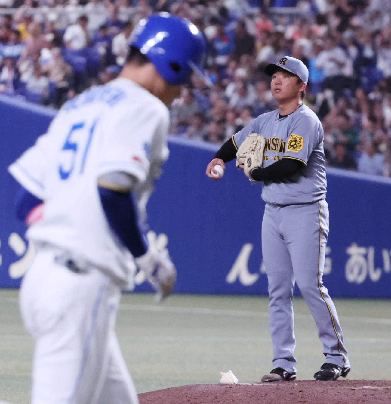 中日対阪神　5回裏中日1死、村上は上林（左）に本塁打を打たれぶ然（撮影・西尾就之）