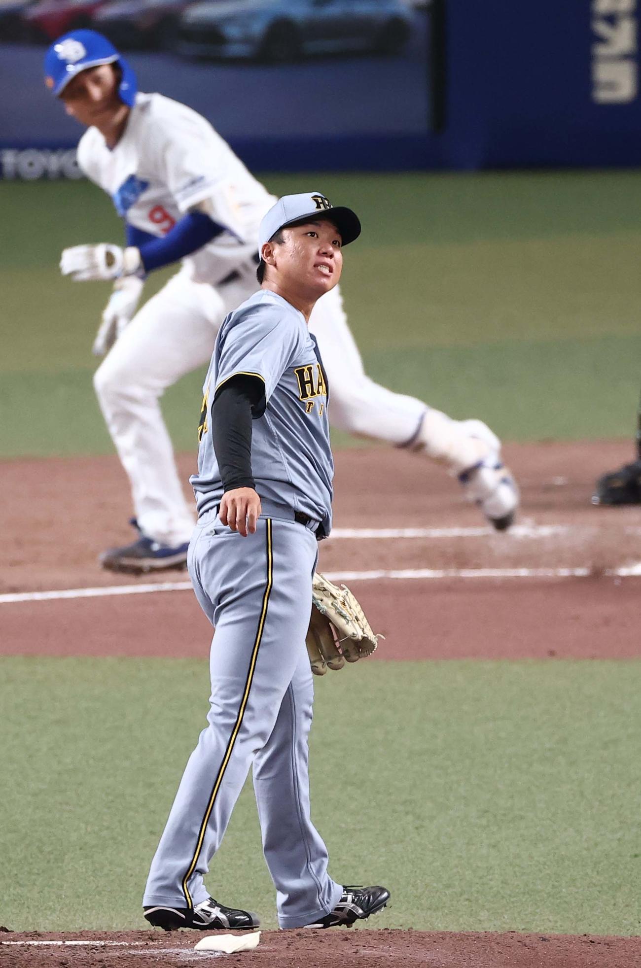 中日対阪神　2回裏中日1死三塁、村上は石伊に先制適時二塁打を浴びる（撮影・上田博志）